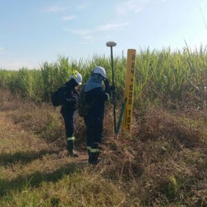 Localización precisa de fallas en revestimiento de tuberías mediante inspección DCVG por TECNA ICE.