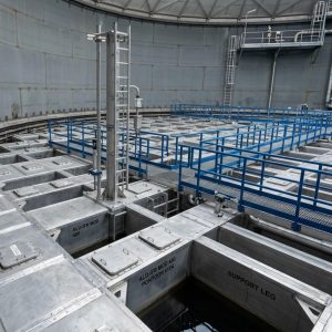 Estructura modular de aluminio de una membrana flotante interna CST para tanques de almacenamiento por TECNA ICE.